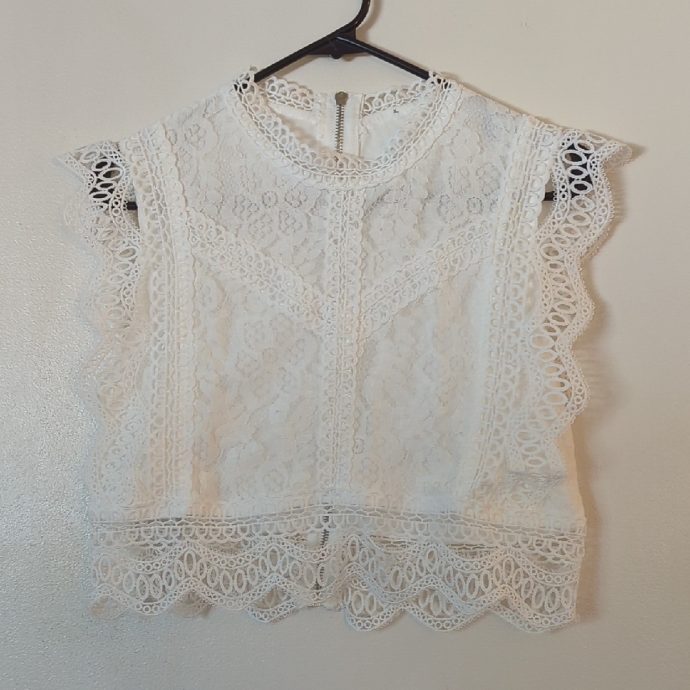 NWOT Elegant White Lace Sleeveless Crop Top